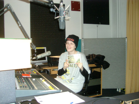 chrissy mit dem fahrplan von ´86