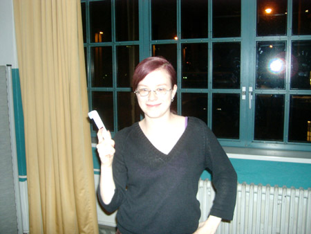 chrissy hat den fenstergriff in der hand