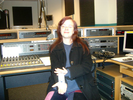 chrissy mit springhuhns neuem handy