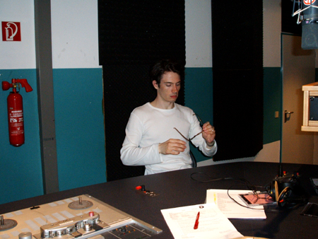 christian beschlägt die brille..