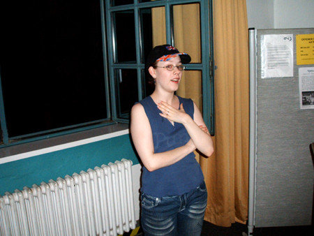 chrissy muß sich selbst anfassen..