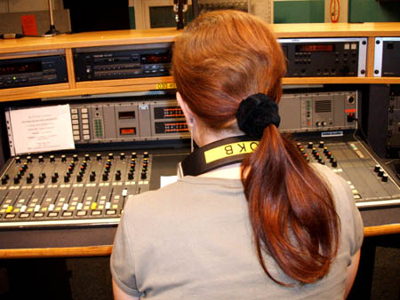 chrissy mit okb-kopfh�rer!