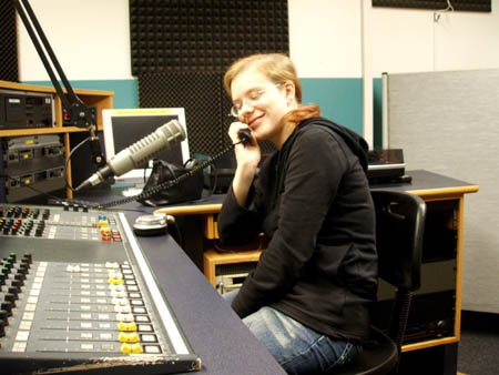 nein, chrissy schläft nicht beim telefonieren..