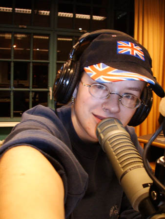 chrissy schaut verschmitzt..