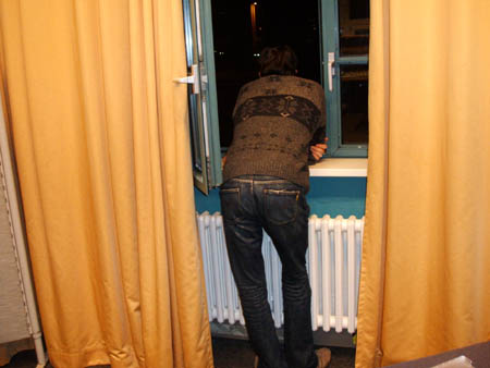 christian schaut ausm fenster..