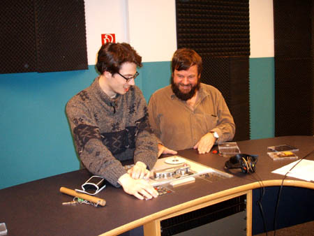 moderator und kandidat glücklich..