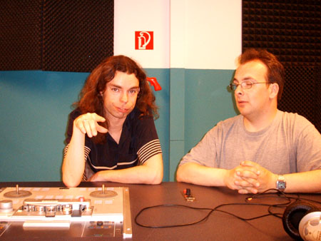 springhuhn zeigt freddie-mercury-z�hne