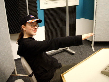 chrissy deutet darauf hin