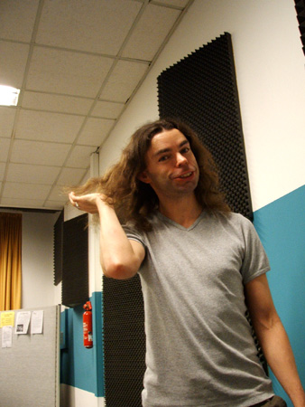 springhuhn freut sich über sein schönes haar