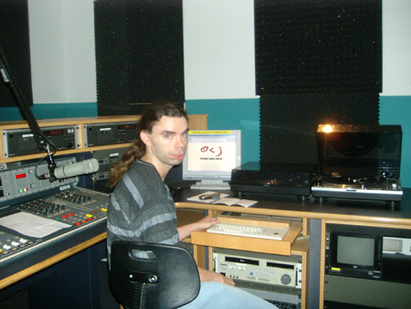 springhuhn bei der internetrecherche