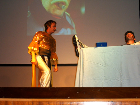 gleich greift der dieb zu!